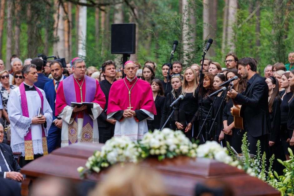 Kaune amžinojo poilsio atgulė A. Adamkienė: ji dovana nuo Dievo mums