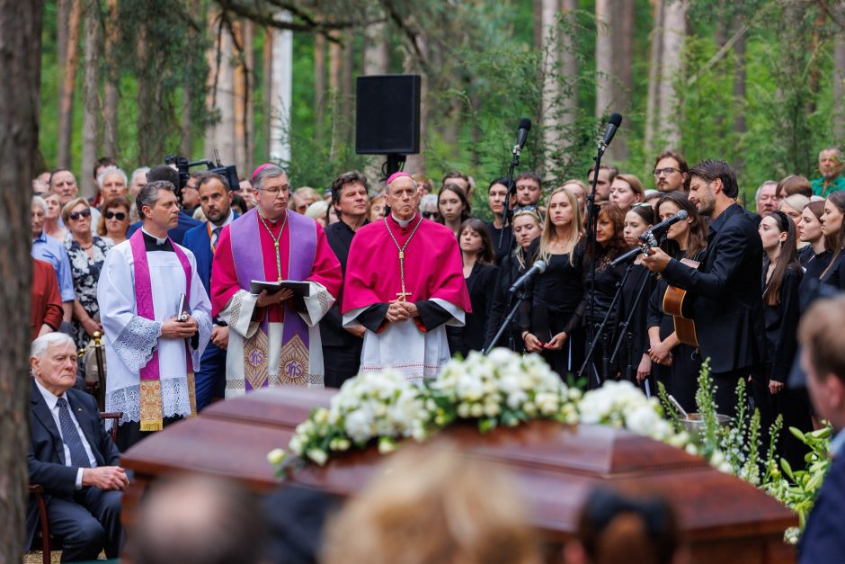 Kaune amžinojo poilsio atgulė A. Adamkienė: ji dovana nuo Dievo mums