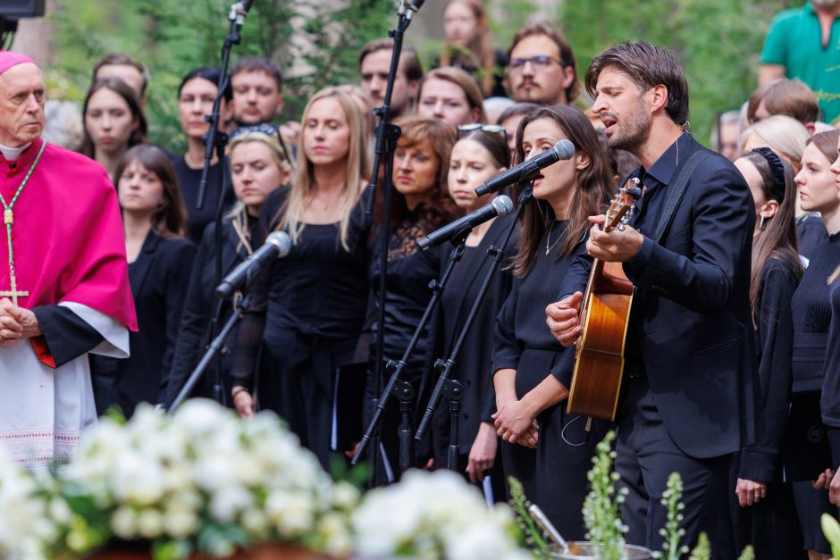 Kaune amžinojo poilsio atgulė A. Adamkienė: ji dovana nuo Dievo mums