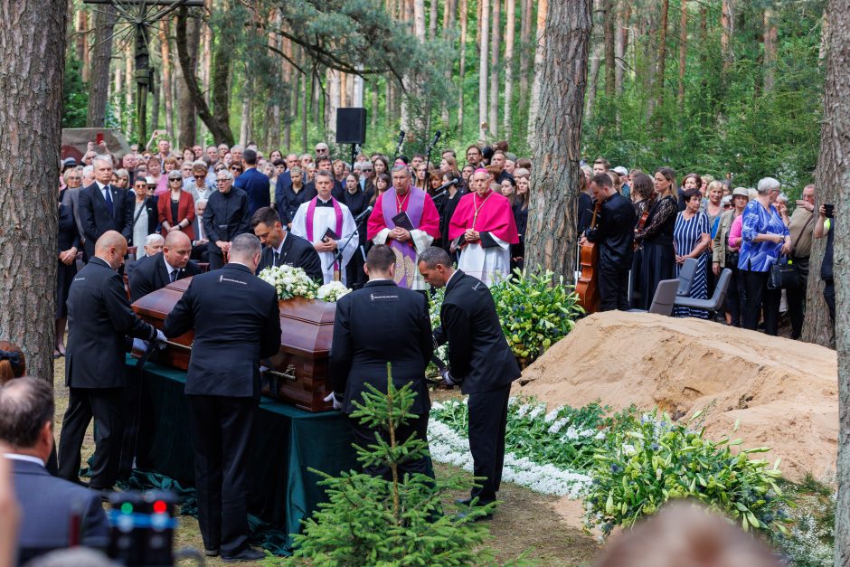 Kaune amžinojo poilsio atgulė A. Adamkienė: ji dovana nuo Dievo mums