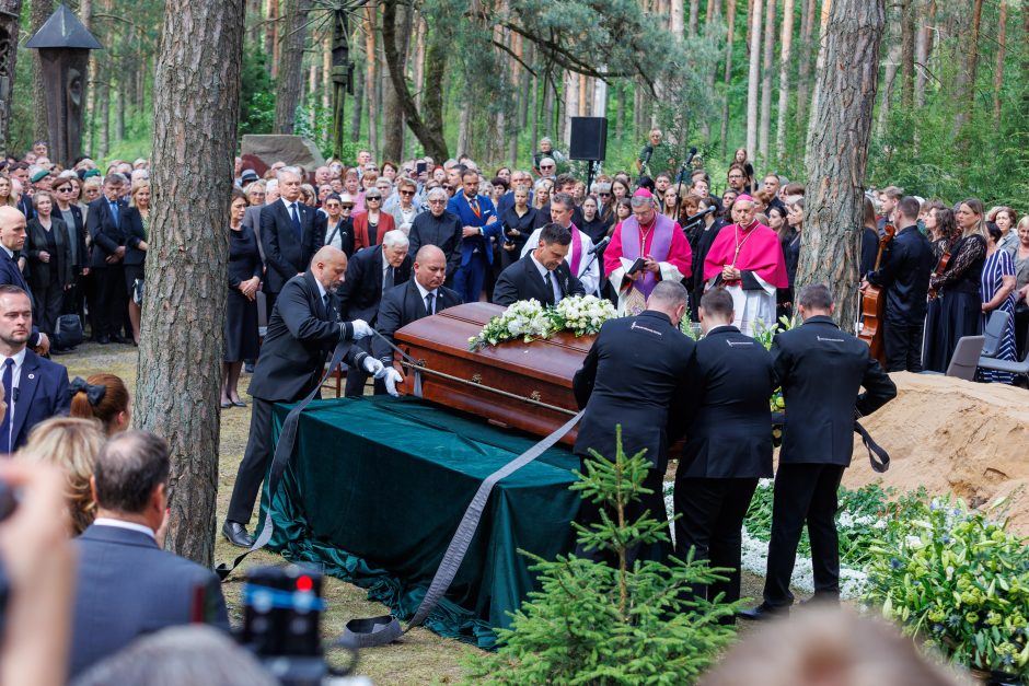 Kaune amžinojo poilsio atgulė A. Adamkienė: ji dovana nuo Dievo mums