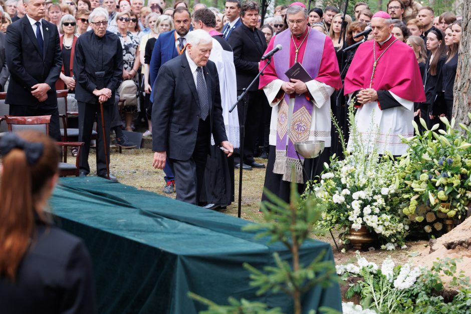 Kaune amžinojo poilsio atgulė A. Adamkienė: ji dovana nuo Dievo mums