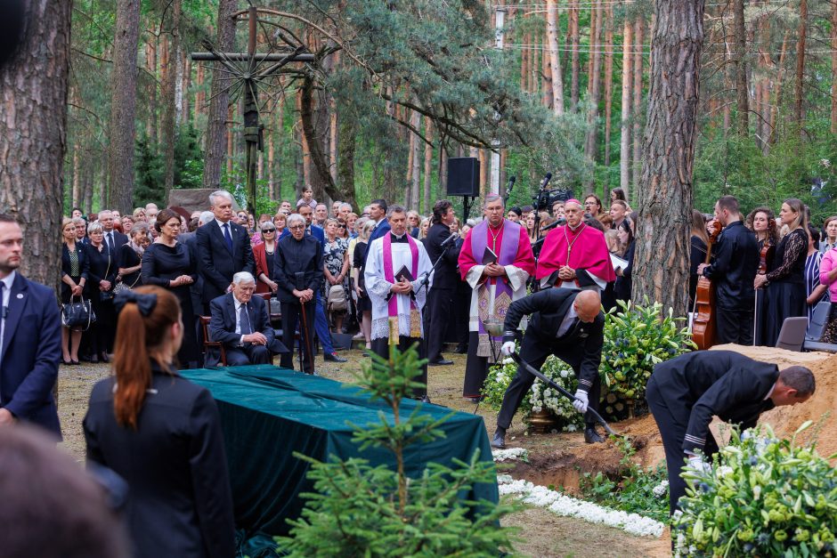 Kaune amžinojo poilsio atgulė A. Adamkienė: ji dovana nuo Dievo mums