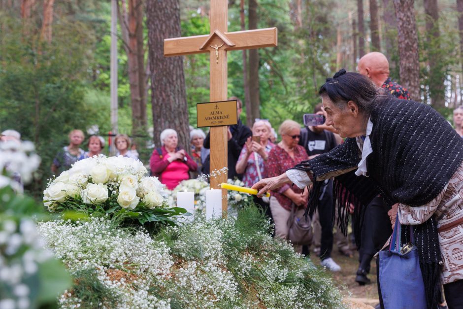 Kaune amžinojo poilsio atgulė A. Adamkienė: ji dovana nuo Dievo mums