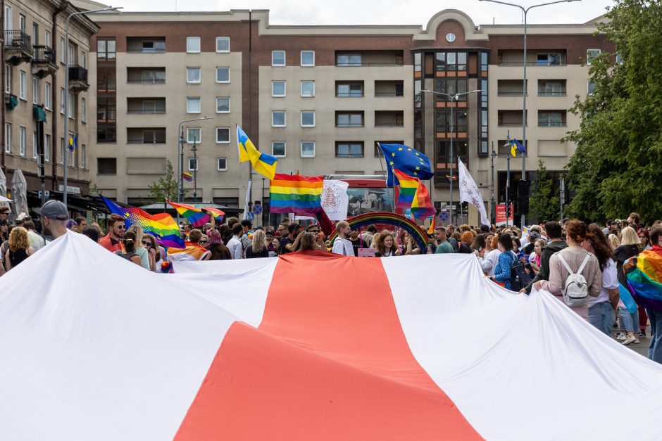 „Vilnius Pride 2023“: į minią vos neįsirėžė automobilis