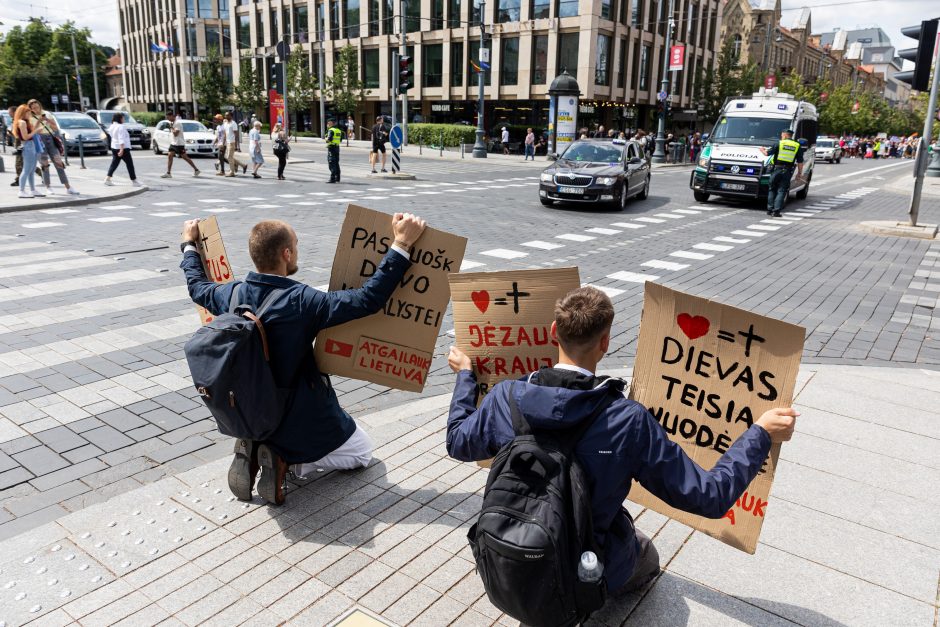 „Vilnius Pride 2023“: į minią vos neįsirėžė automobilis