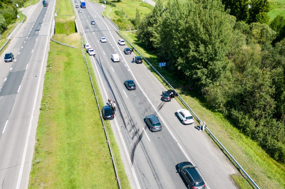 Iškalbinga įžanga į besibaigiančios vasaros savaitgalį: pakaunėje susidūrė aštuoni automobiliai