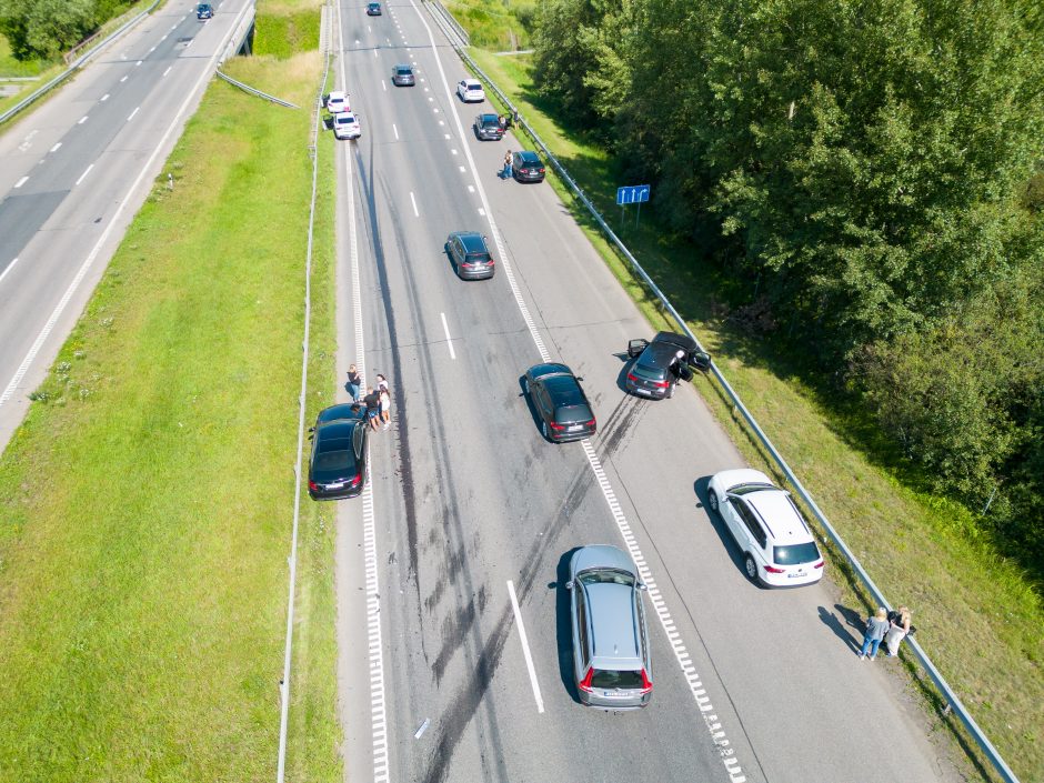 Iškalbinga įžanga į besibaigiančios vasaros savaitgalį: pakaunėje susidūrė aštuoni automobiliai