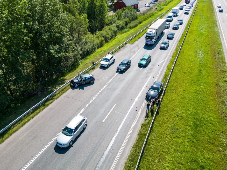 Iškalbinga įžanga į besibaigiančios vasaros savaitgalį: pakaunėje susidūrė aštuoni automobiliai