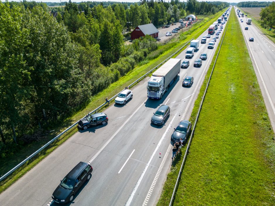 Iškalbinga įžanga į besibaigiančios vasaros savaitgalį: pakaunėje susidūrė aštuoni automobiliai