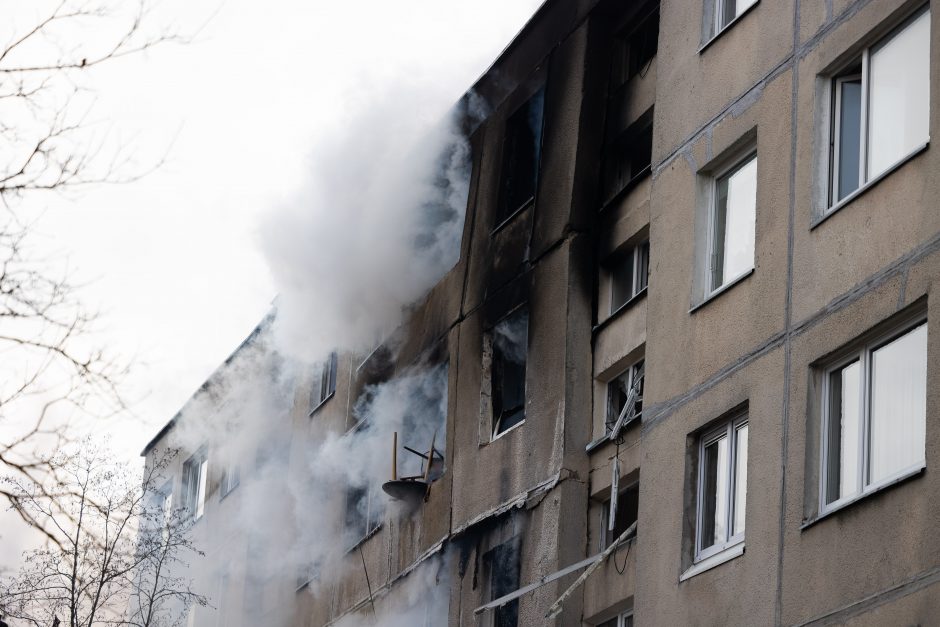 Iš degančio daugiabučio Viršuliškėse buvo išgelbėta penkiolika žmonių, du žuvo