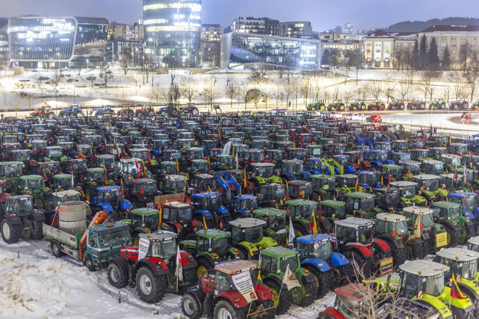 Traktoriais Vilnių užkimšę žemdirbiai tęsia protestą – rinksis prie Vyriausybės