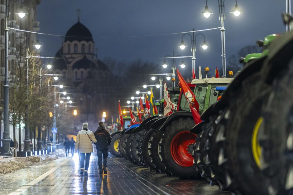 Traktoriais Vilnių užkimšę žemdirbiai tęsia protestą – rinksis prie Vyriausybės