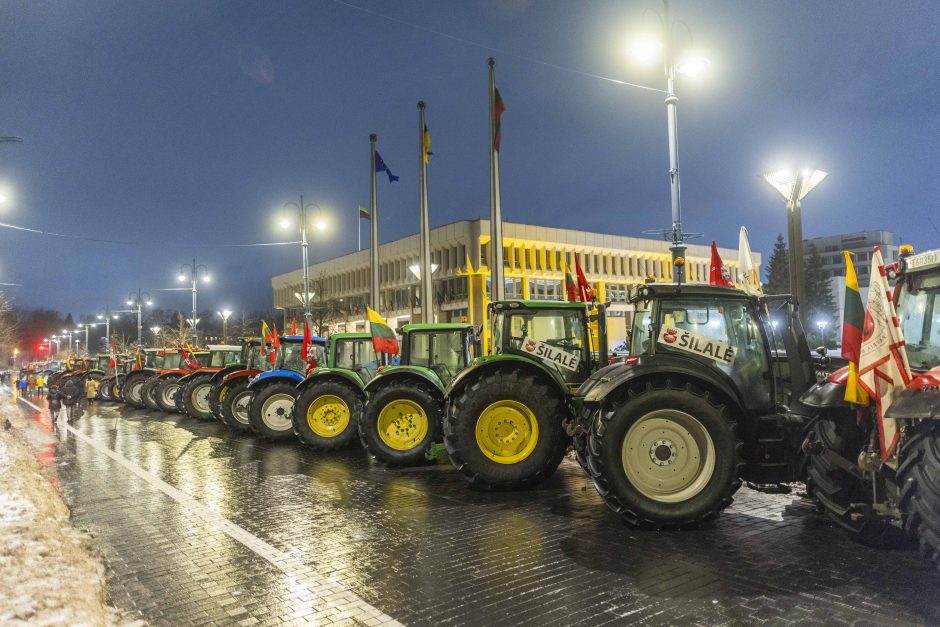 Traktoriais Vilnių užkimšę žemdirbiai tęsia protestą – rinksis prie Vyriausybės