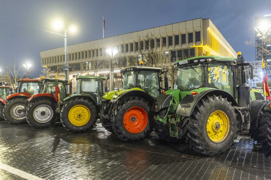 Traktoriais Vilnių užkimšę žemdirbiai tęsia protestą – rinksis prie Vyriausybės