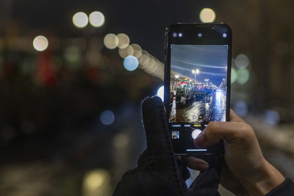 Traktoriais Vilnių užkimšę žemdirbiai tęsia protestą – rinksis prie Vyriausybės