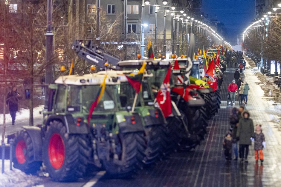 Traktoriais Vilnių užkimšę žemdirbiai tęsia protestą – rinksis prie Vyriausybės