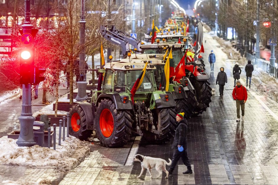 Traktoriais Vilnių užkimšę žemdirbiai tęsia protestą – rinksis prie Vyriausybės