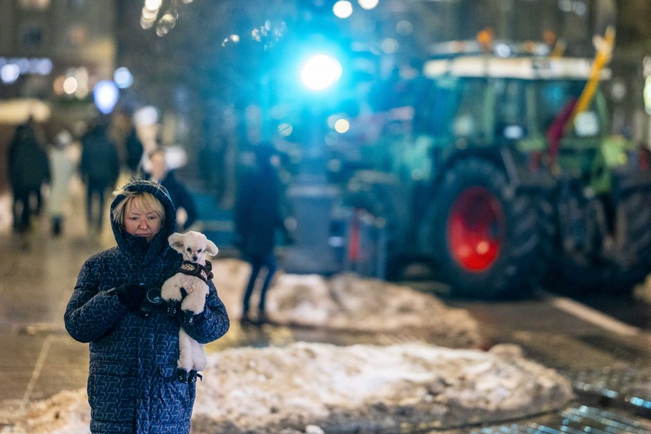 Traktoriais Vilnių užkimšę žemdirbiai tęsia protestą – rinksis prie Vyriausybės