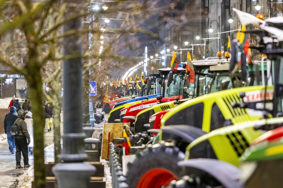 Traktoriais Vilnių užkimšę žemdirbiai tęsia protestą – rinksis prie Vyriausybės