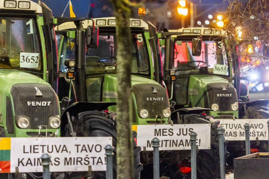 Traktoriais Vilnių užkimšę žemdirbiai tęsia protestą – rinksis prie Vyriausybės