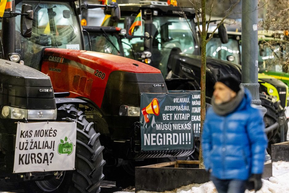 Traktoriais Vilnių užkimšę žemdirbiai tęsia protestą – rinksis prie Vyriausybės