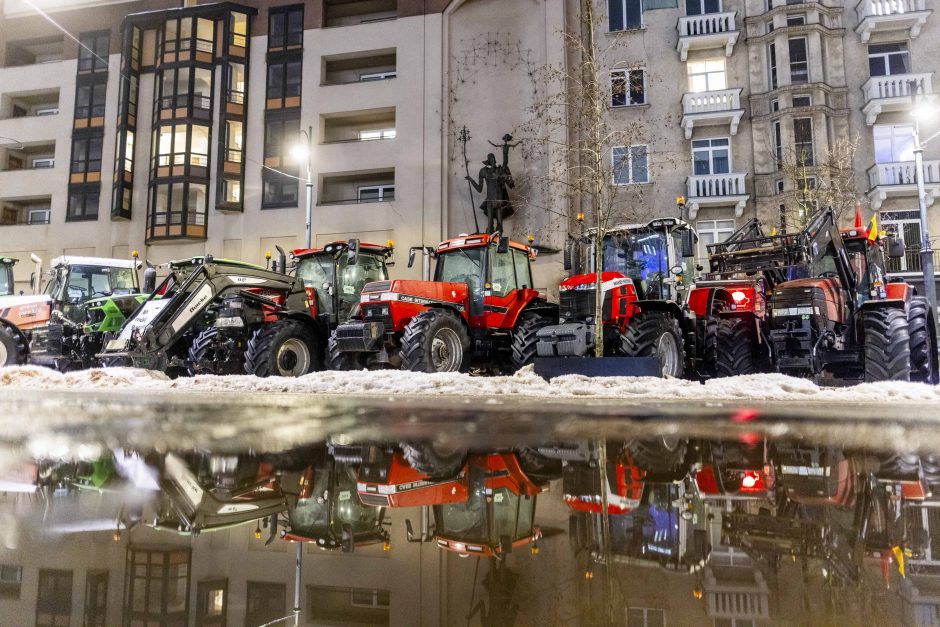 Traktoriais Vilnių užkimšę žemdirbiai tęsia protestą – rinksis prie Vyriausybės