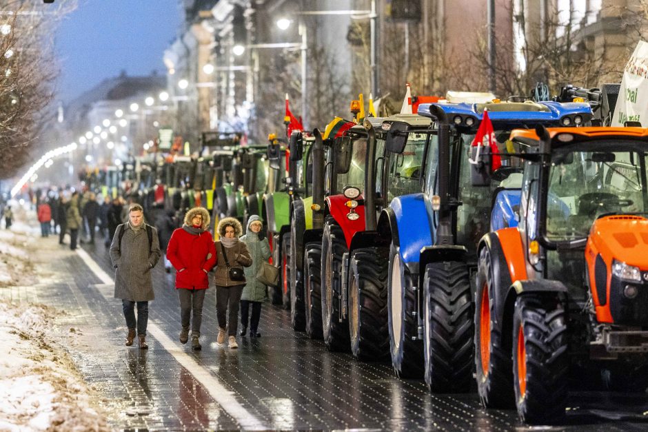 Traktoriais Vilnių užkimšę žemdirbiai tęsia protestą – rinksis prie Vyriausybės