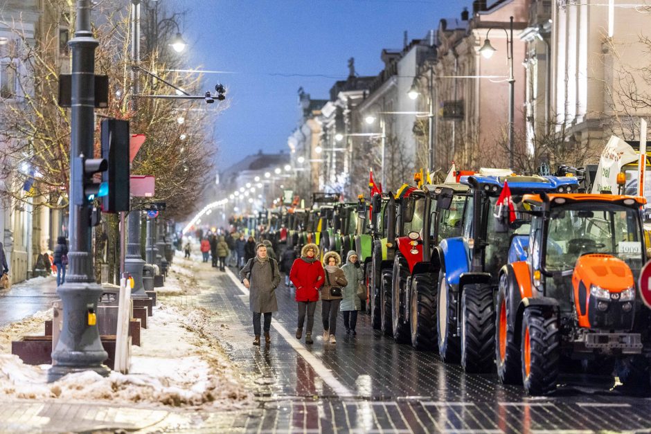 Traktoriais Vilnių užkimšę žemdirbiai tęsia protestą – rinksis prie Vyriausybės