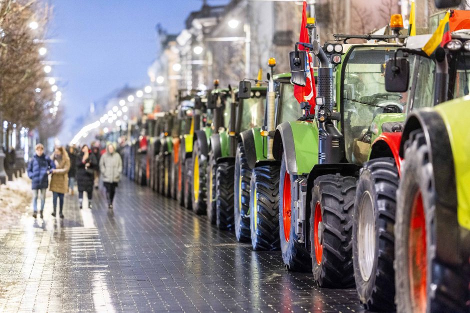 Traktoriais Vilnių užkimšę žemdirbiai tęsia protestą – rinksis prie Vyriausybės