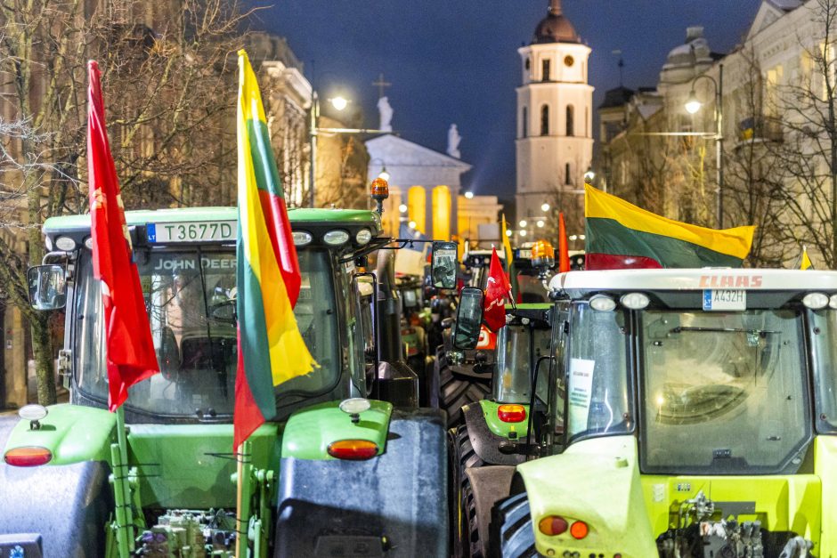 Traktoriais Vilnių užkimšę žemdirbiai tęsia protestą – rinksis prie Vyriausybės