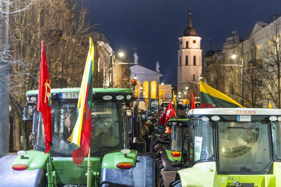 Traktoriais Vilnių užkimšę žemdirbiai tęsia protestą – rinksis prie Vyriausybės