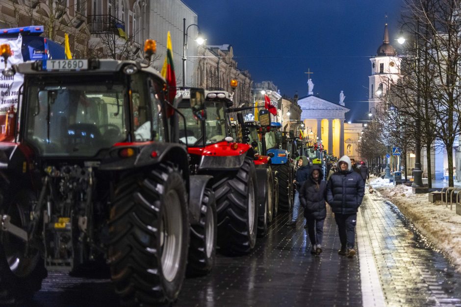 Traktoriais Vilnių užkimšę žemdirbiai tęsia protestą – rinksis prie Vyriausybės