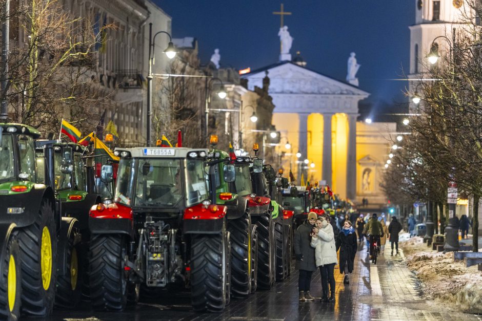 Traktoriais Vilnių užkimšę žemdirbiai tęsia protestą – rinksis prie Vyriausybės