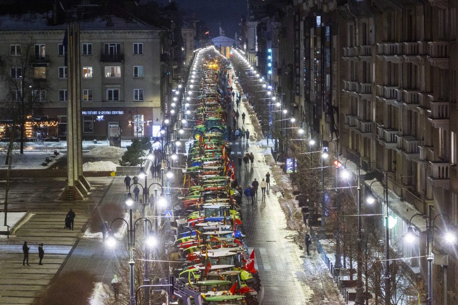 Traktoriais Vilnių užkimšę žemdirbiai tęsia protestą – rinksis prie Vyriausybės