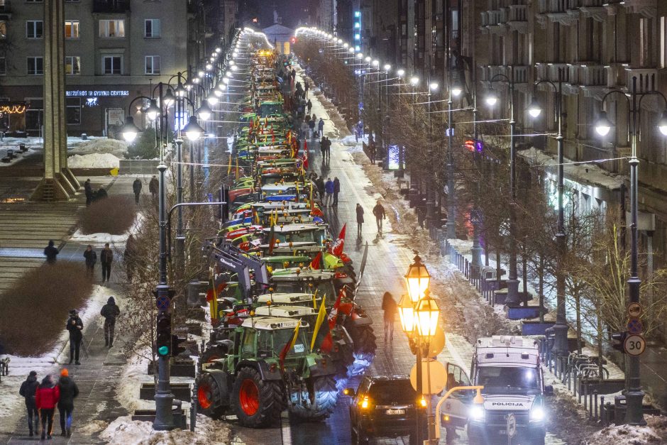 Traktoriais Vilnių užkimšę žemdirbiai tęsia protestą – rinksis prie Vyriausybės