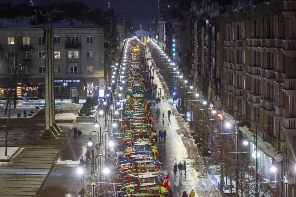 Traktoriais Vilnių užkimšę žemdirbiai tęsia protestą – rinksis prie Vyriausybės