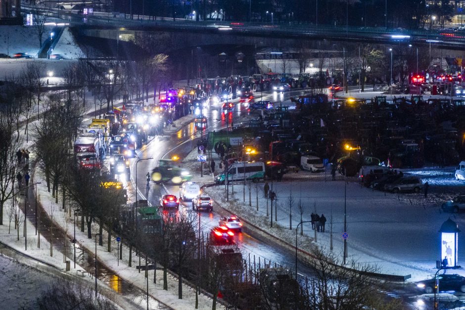 Traktoriais Vilnių užkimšę žemdirbiai tęsia protestą – rinksis prie Vyriausybės