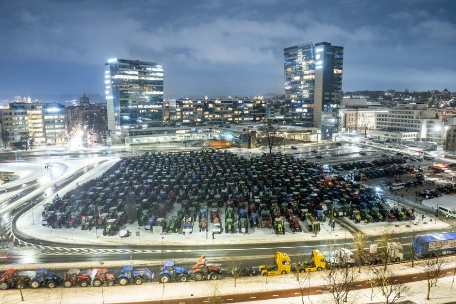 Traktoriais Vilnių užkimšę žemdirbiai tęsia protestą – rinksis prie Vyriausybės