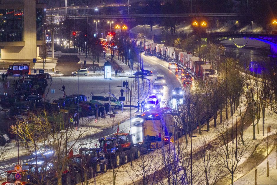 Traktoriais Vilnių užkimšę žemdirbiai tęsia protestą – rinksis prie Vyriausybės