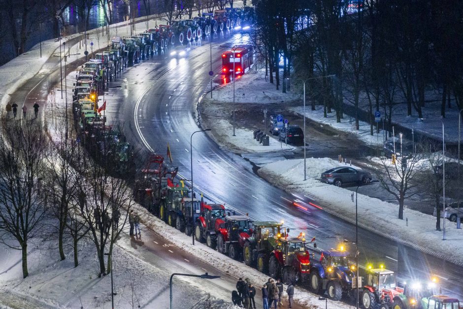 Traktoriais Vilnių užkimšę žemdirbiai tęsia protestą – rinksis prie Vyriausybės