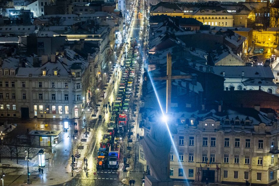 Traktoriais Vilnių užkimšę žemdirbiai tęsia protestą – rinksis prie Vyriausybės