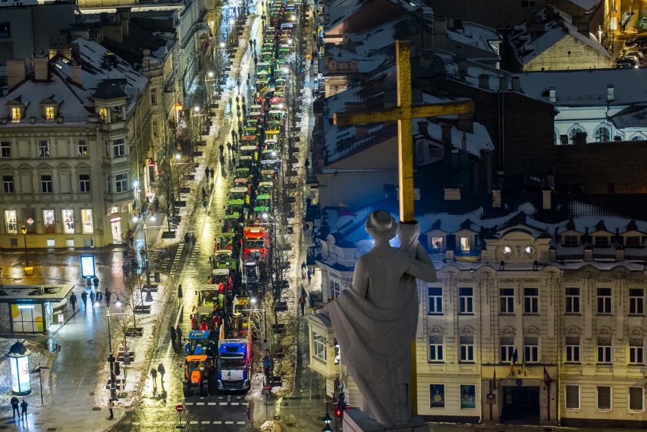 Traktoriais Vilnių užkimšę žemdirbiai tęsia protestą – rinksis prie Vyriausybės