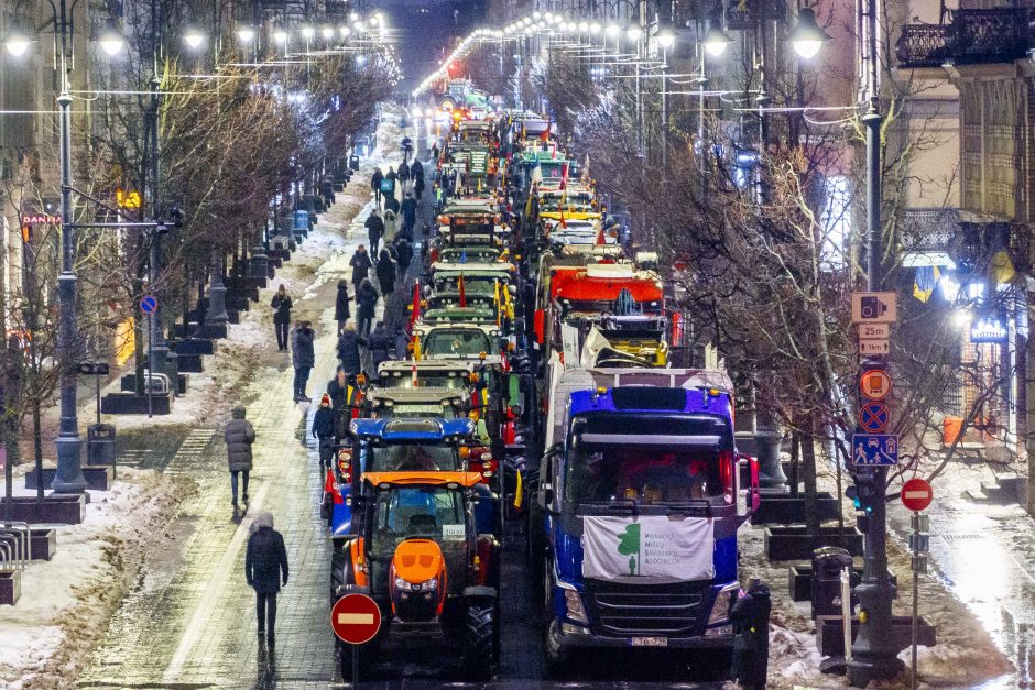 Traktoriais Vilnių užkimšę žemdirbiai tęsia protestą – rinksis prie Vyriausybės