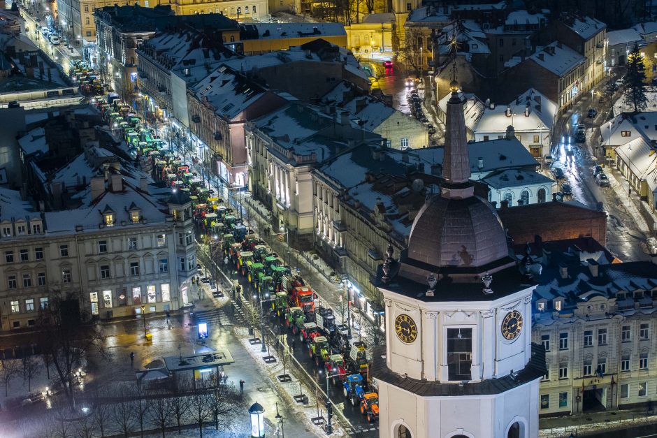 Traktoriais Vilnių užkimšę žemdirbiai tęsia protestą – rinksis prie Vyriausybės