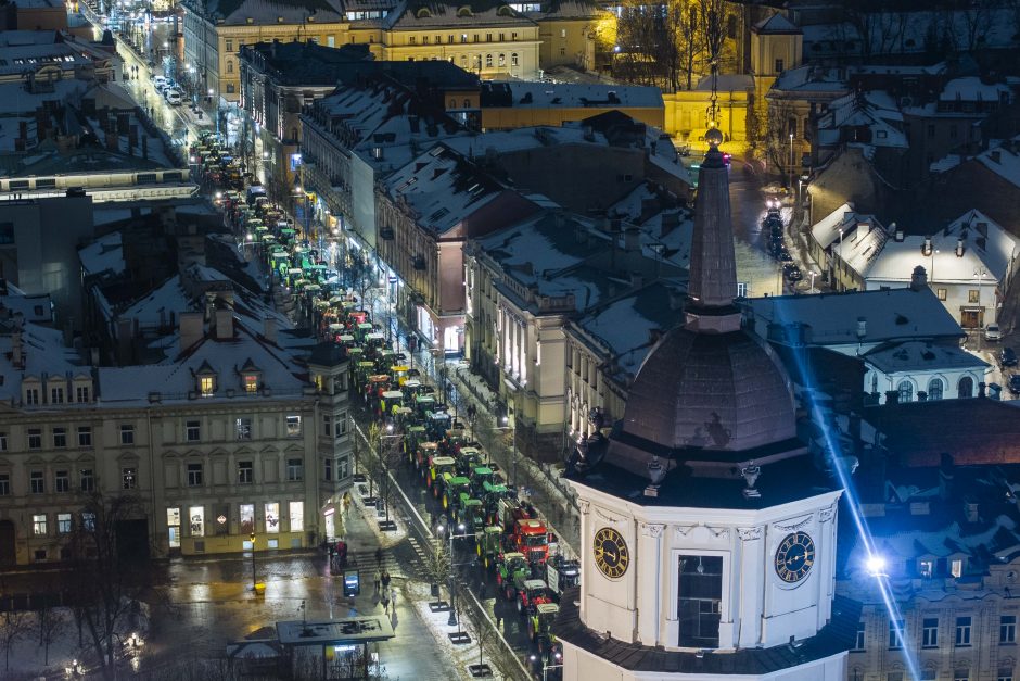 Traktoriais Vilnių užkimšę žemdirbiai tęsia protestą – rinksis prie Vyriausybės