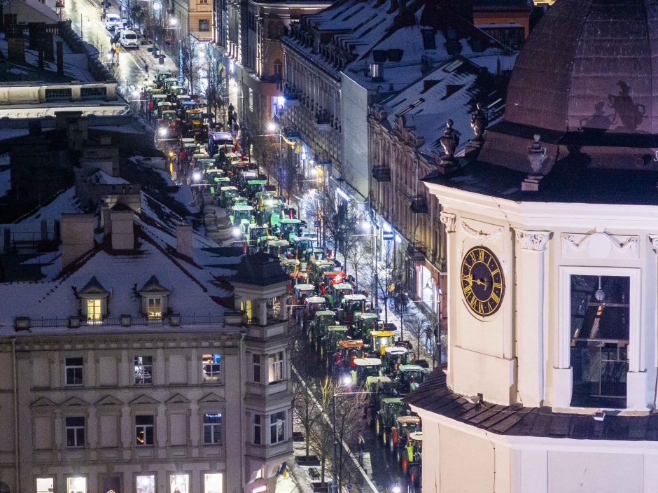 Traktoriais Vilnių užkimšę žemdirbiai tęsia protestą – rinksis prie Vyriausybės