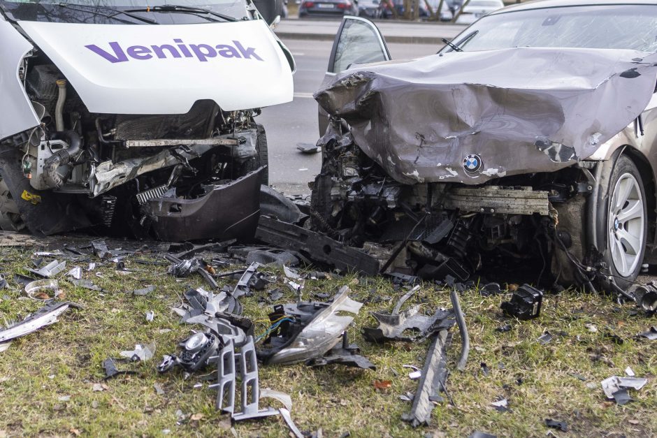 Vilniuje – žiauri prieš eismą važiavusio BMW kaktomuša su mikroautobusu: sužaloti du žmonės