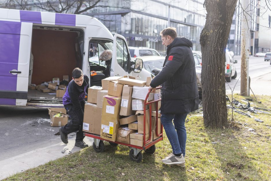 Vilniuje – žiauri prieš eismą važiavusio BMW kaktomuša su mikroautobusu: sužaloti du žmonės