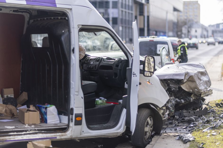 Vilniuje – žiauri prieš eismą važiavusio BMW kaktomuša su mikroautobusu: sužaloti du žmonės